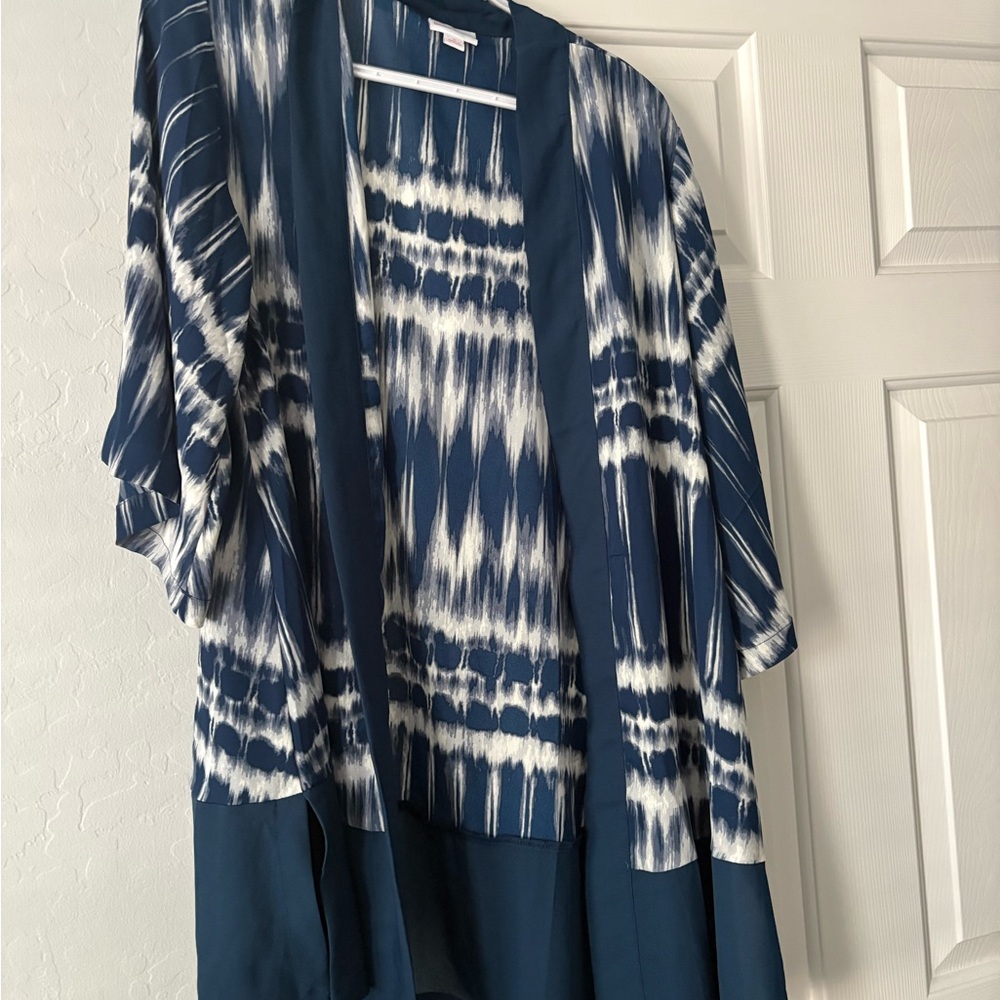 LuLaRoe Navy and White Patterned Kimono